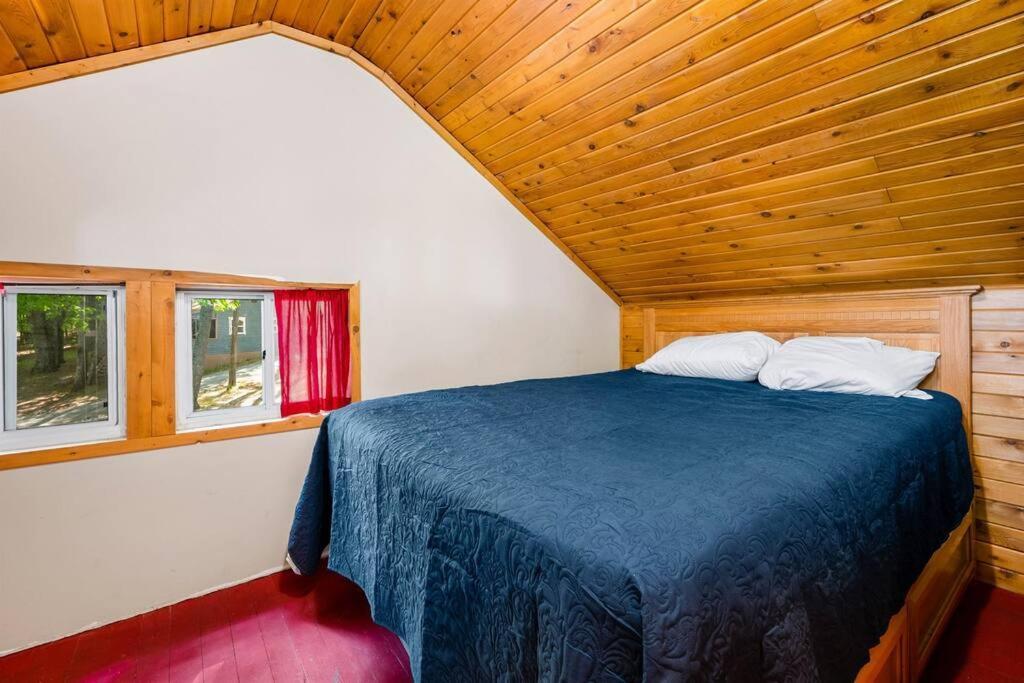 Cabin On Beautiful Arbutus Lake Near Traverse Stadt Exterior foto