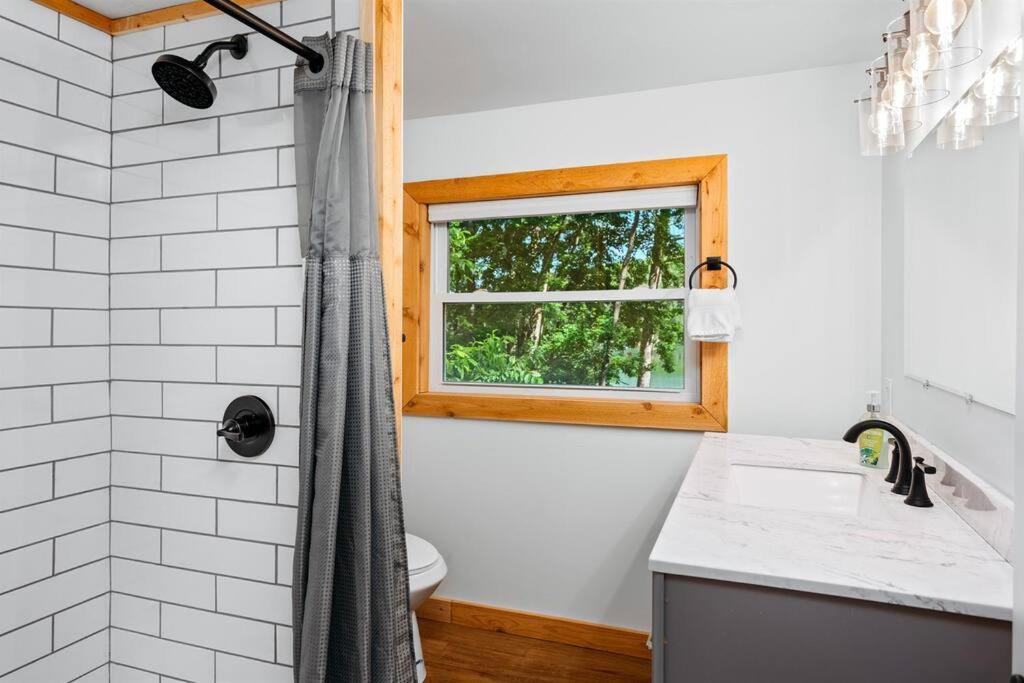 Cabin On Beautiful Arbutus Lake Near Traverse Stadt Exterior foto