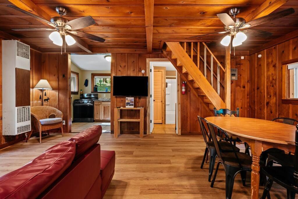 Cabin On Beautiful Arbutus Lake Near Traverse Stadt Exterior foto