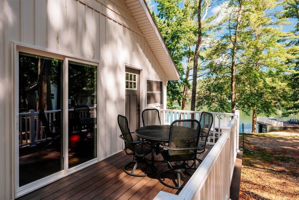 Cabin On Beautiful Arbutus Lake Near Traverse Stadt Exterior foto