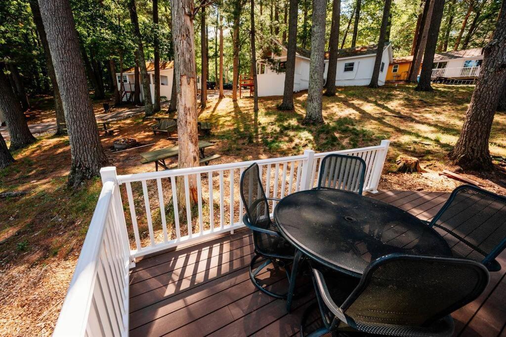 Cabin On Beautiful Arbutus Lake Near Traverse Stadt Exterior foto