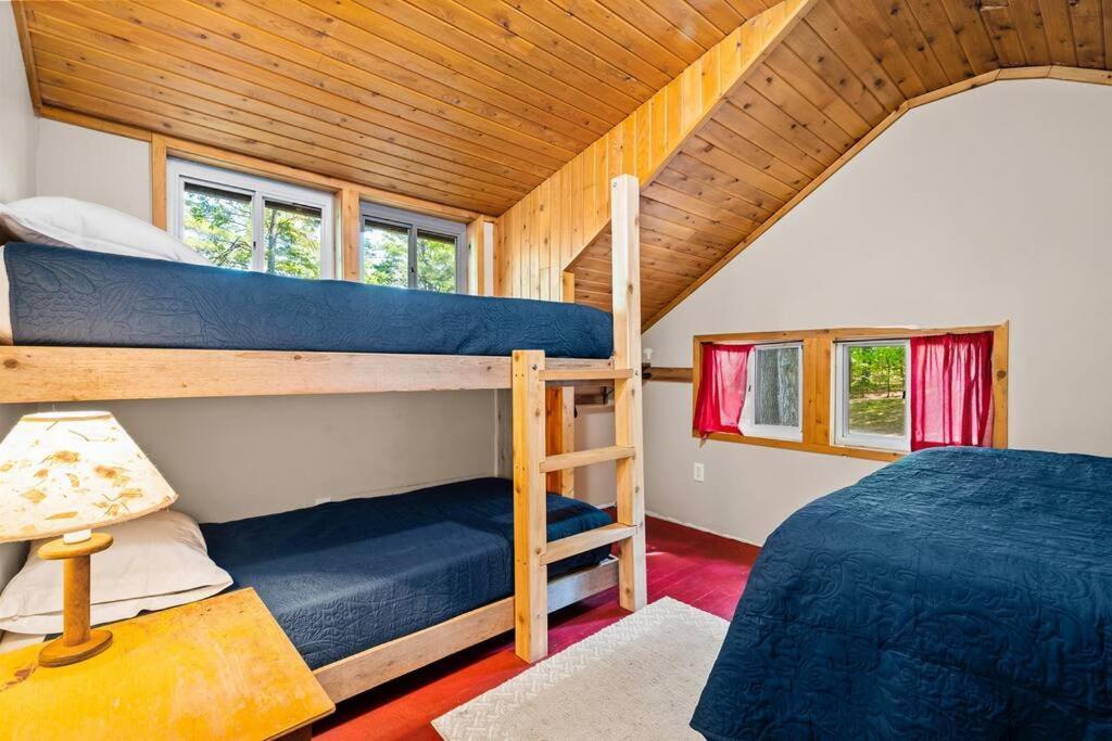 Cabin On Beautiful Arbutus Lake Near Traverse Stadt Exterior foto