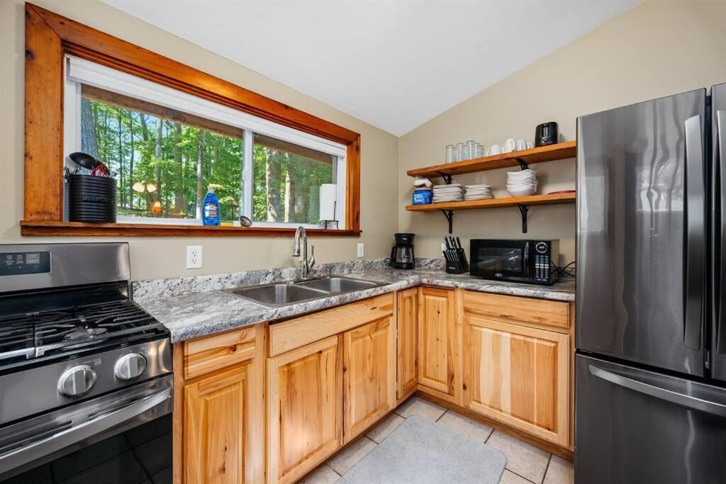 Cabin On Beautiful Arbutus Lake Near Traverse Stadt Exterior foto