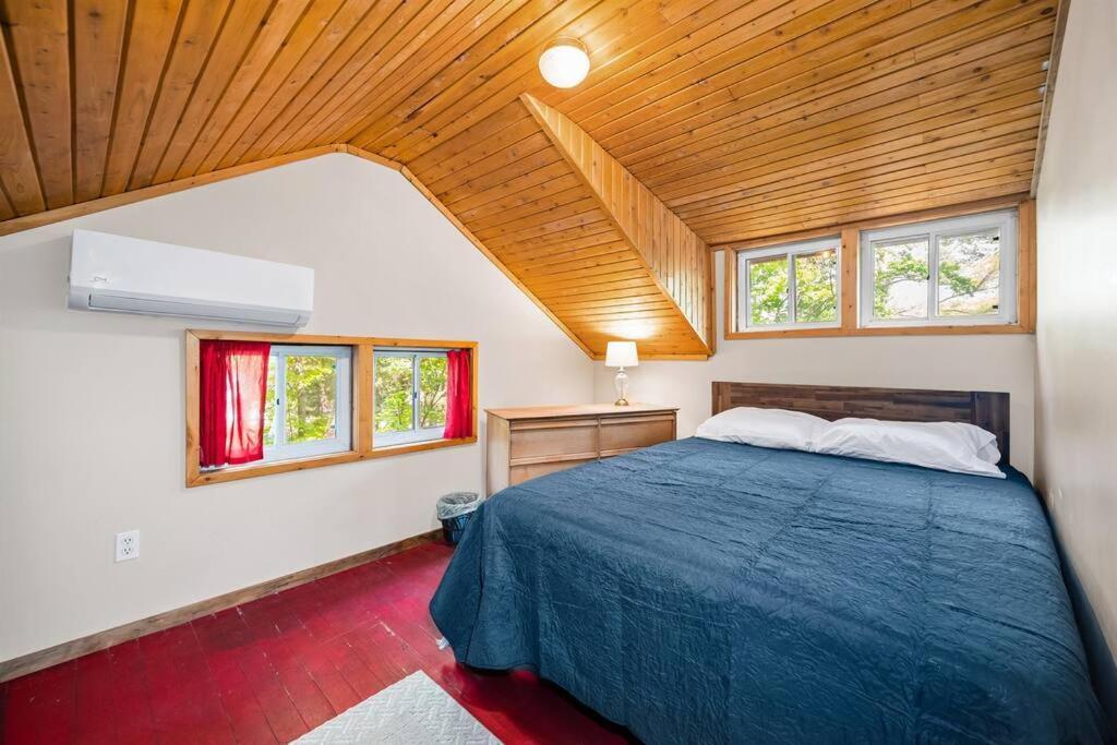 Cabin On Beautiful Arbutus Lake Near Traverse Stadt Exterior foto