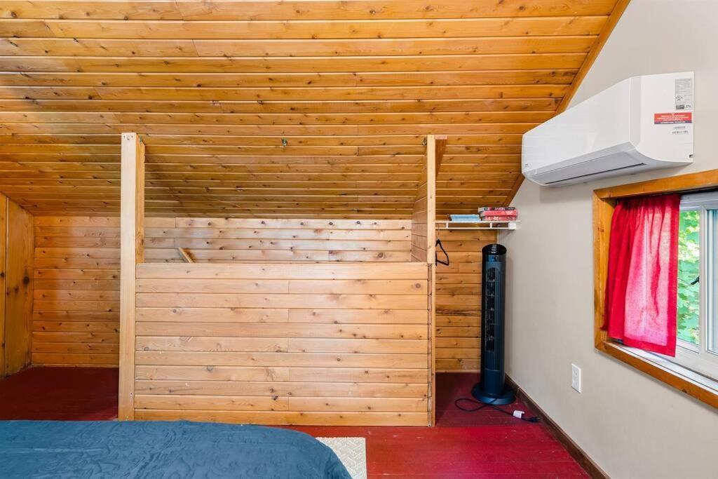 Cabin On Beautiful Arbutus Lake Near Traverse Stadt Exterior foto