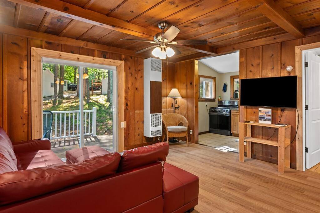 Cabin On Beautiful Arbutus Lake Near Traverse Stadt Exterior foto