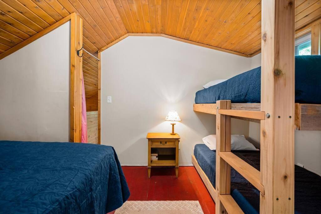 Cabin On Beautiful Arbutus Lake Near Traverse Stadt Exterior foto