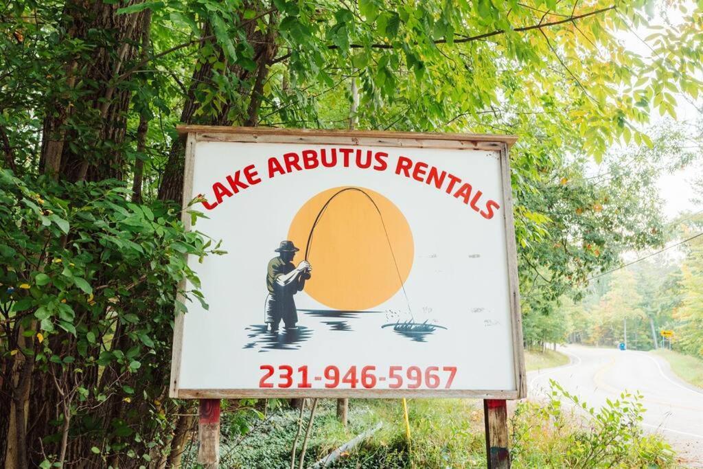 Cabin On Beautiful Arbutus Lake Near Traverse Stadt Exterior foto