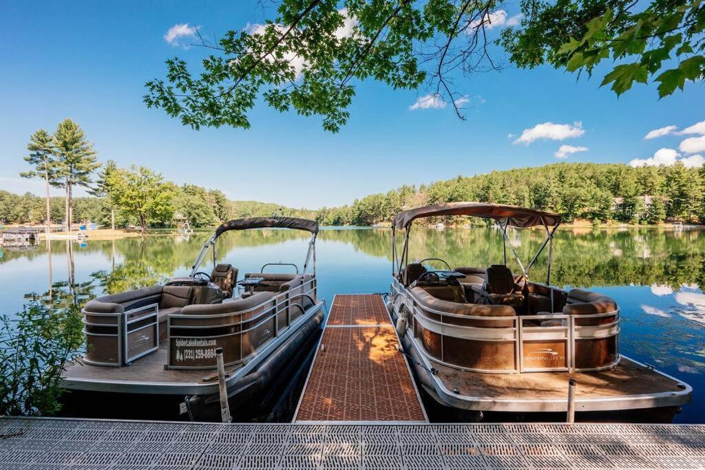 Cabin On Beautiful Arbutus Lake Near Traverse Stadt Exterior foto